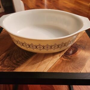 Vintage 2 1/2 Quart Gold Medalion Oval White Casserole Dish Ovenware